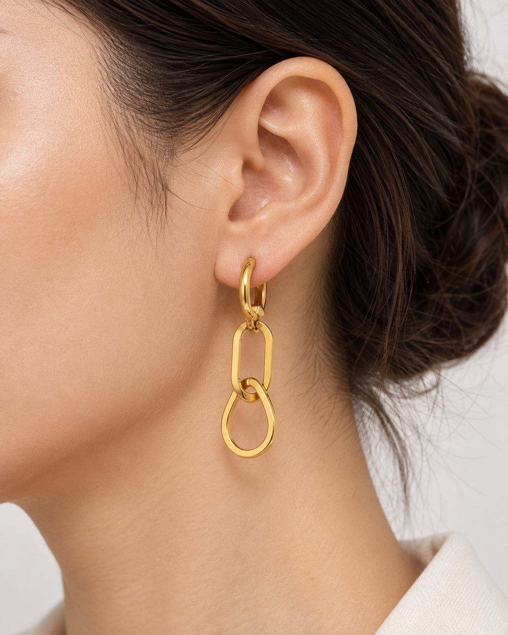 Qızılı polad zəncir halqalı sırğa — taxılmış görünüş