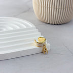 Qızılı cuff sırğa dekor üzərində