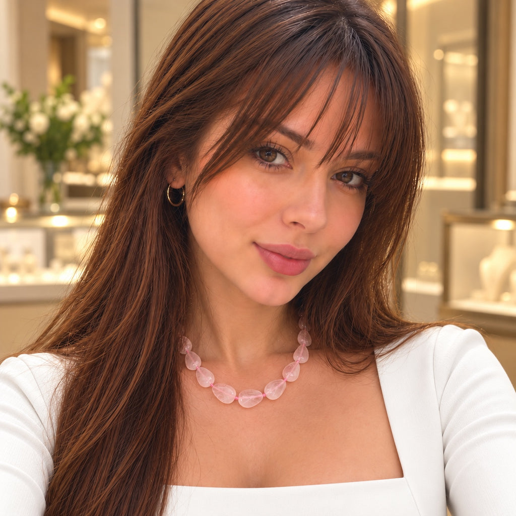 Çəhrayı kvars boyunbağı model üzərində