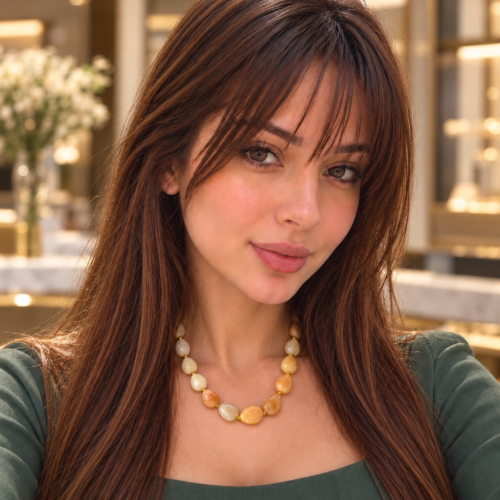 Sarı kvars boyunbağı model üzərində