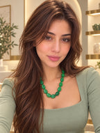 Yaşıl Jade boyunbağı model üzərində